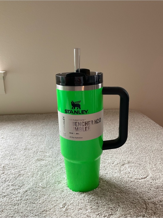 Stanley Other - Stanley The Neon Collection Flowstate
Quencher 30oz Tumbler
